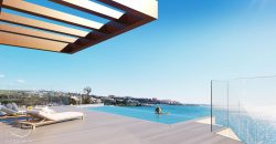 Duplex et piscine privée face à la mer à Estepona